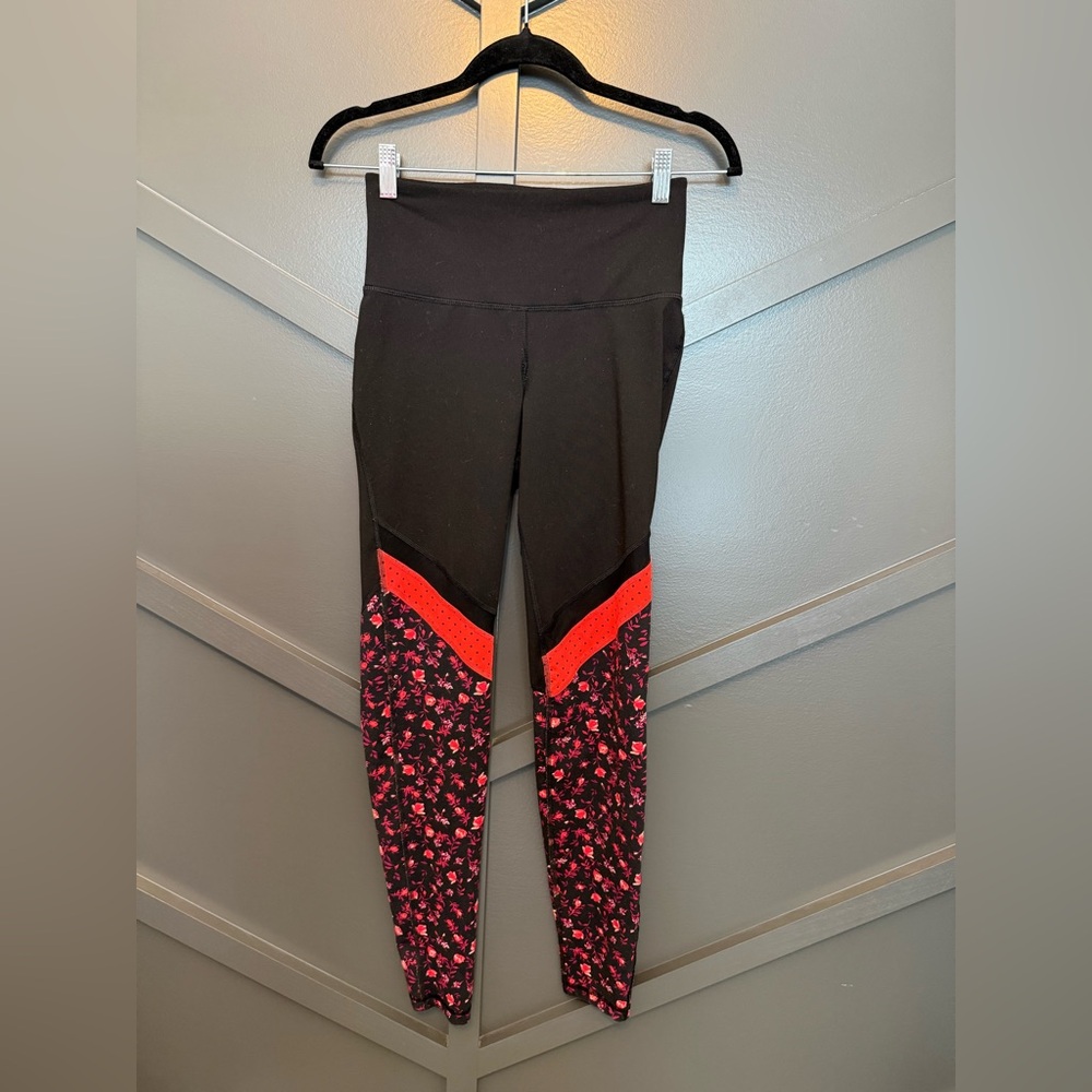 💙Old Navy Black and Red Floral accent Active Go-Dry Leggings